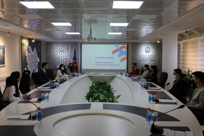 Students familiarized themselves with the Creative Spark project at the Center for Analysis of Economic Reforms and Communication